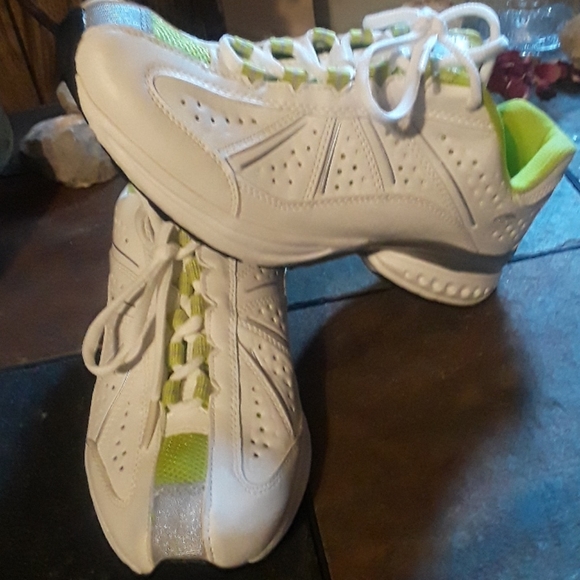 brooks leather tennis shoes